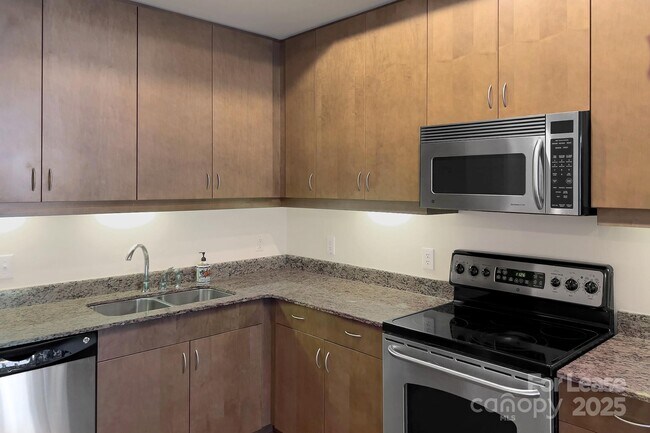Building Photo - 4625 Piedmont Row Dr