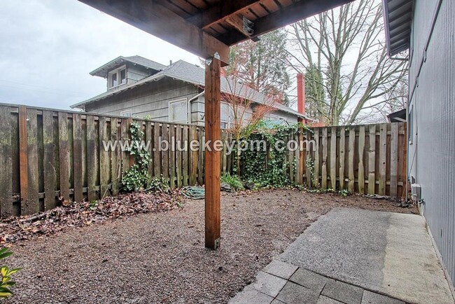 Building Photo - 2 Bed, 1 Bath Triplex in Sellwood-Moreland