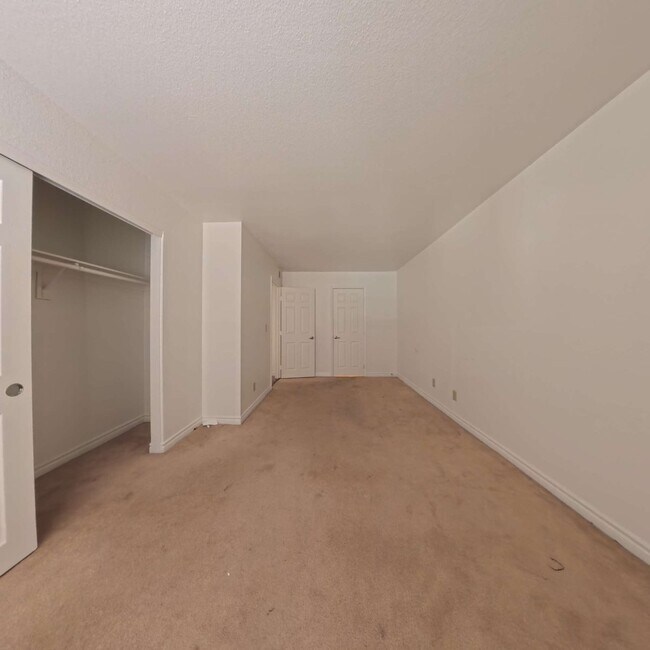 Building Photo - Gated Community | Close To The Strip | 2nd Floor Unit