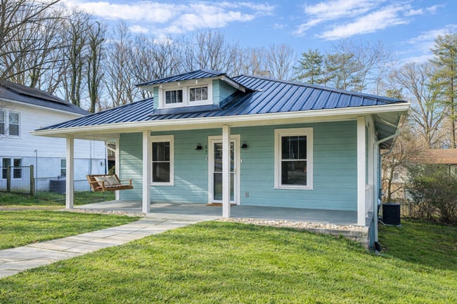 Building Photo - Charming Asheville Cottage!
