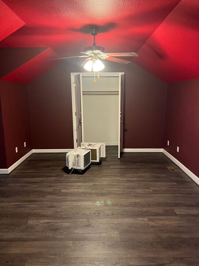 Building Photo - 4 bedroom, 2 bathroom, car garage townhouse