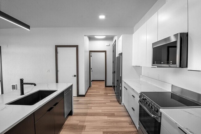 Building Photo - Modern Midtown Living | 2 Bed, 2 Bath Near...