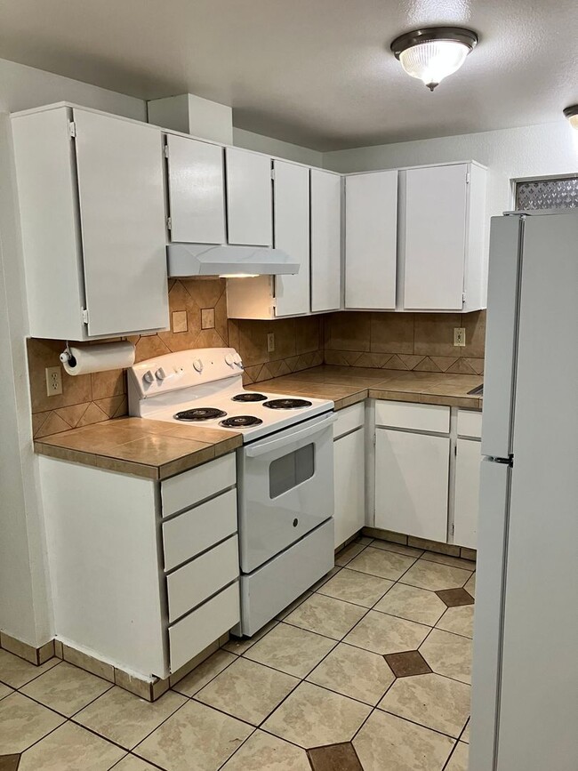 Building Photo - 2429 NE Saratoga St