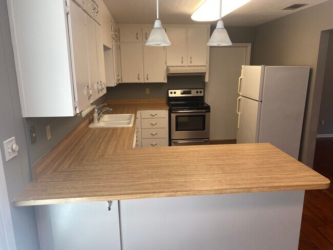Primary Photo - Lovely Single Family Home One Mile from Th...
