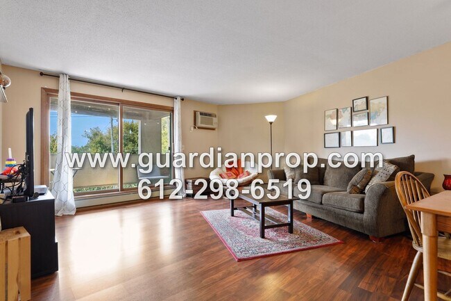 Building Photo - Top Floor Condo Available September 1 in H...