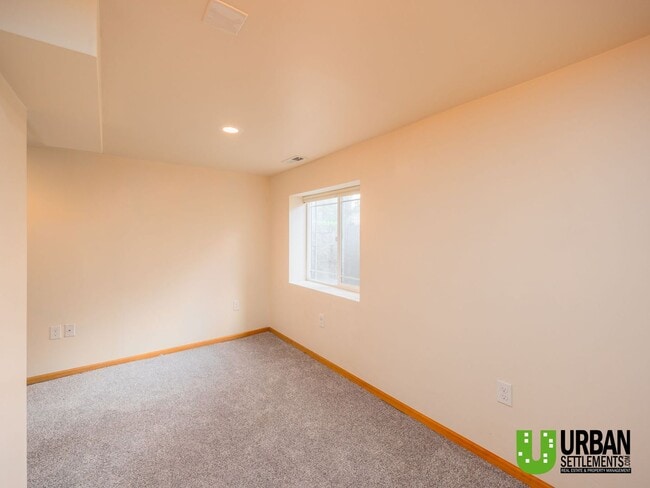 Building Photo - Charming 2 bed room 1.5 bathroom Cottage i...