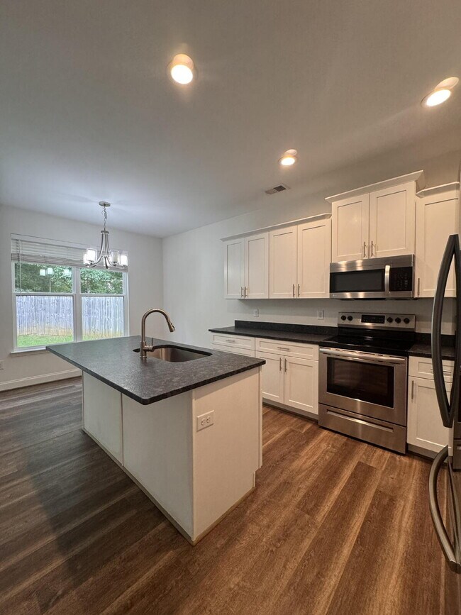 Building Photo - Sign a 12-month lease now and receive the ...
