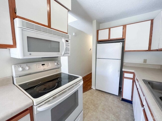 Building Photo - 4456 Bellview Ave