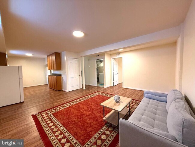 Building Photo - 701 N Vermont St