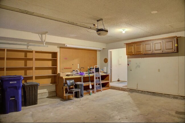 Building Photo - 3-Bed, 2-Bath in BA!