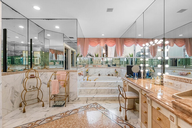 Building Photo - 13 Sloans Curve Dr