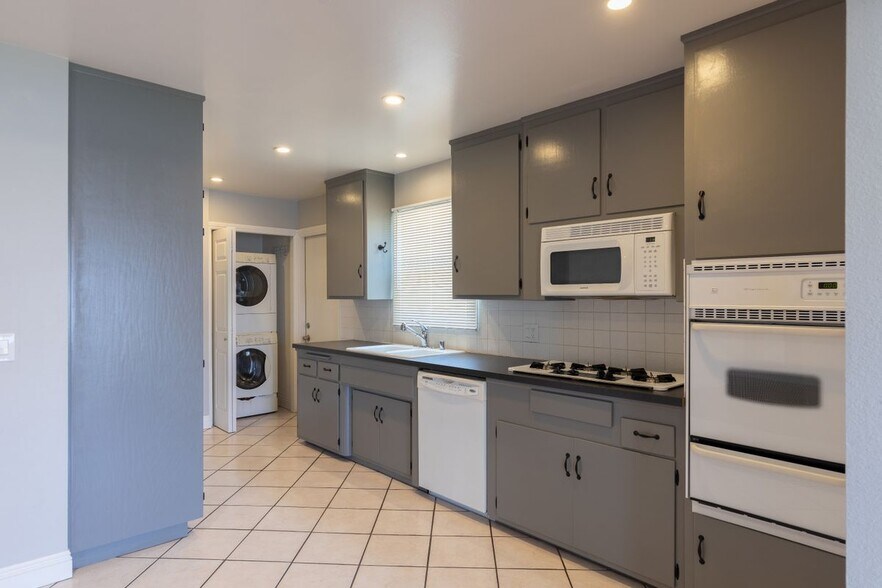 Building Photo - 5532 Vallecito