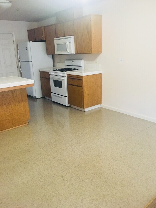 Building Photo - Spacious Apartment!!!