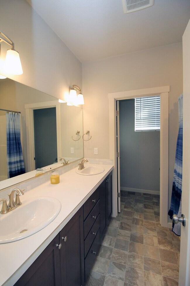 Building Photo - 3923 SE 70th Ave