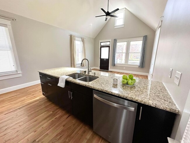 Building Photo - 614 Dorothea Dr