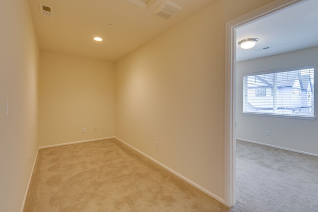 Building Photo - 2 Bed plus Den - Issaquah Highlands Townho...