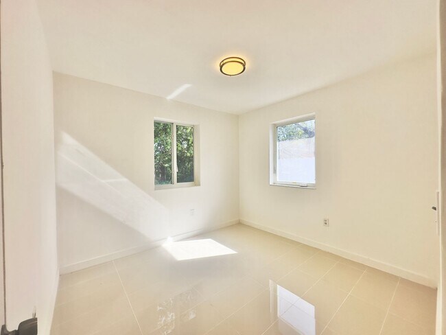 Building Photo - Freshly remodelled 2bed/1bath in a duplex ...