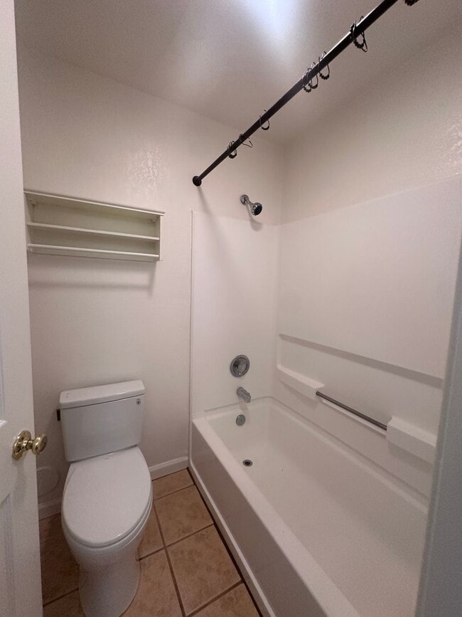 Building Photo - Spacious One Bedroom Condo w/ Mountain Views!