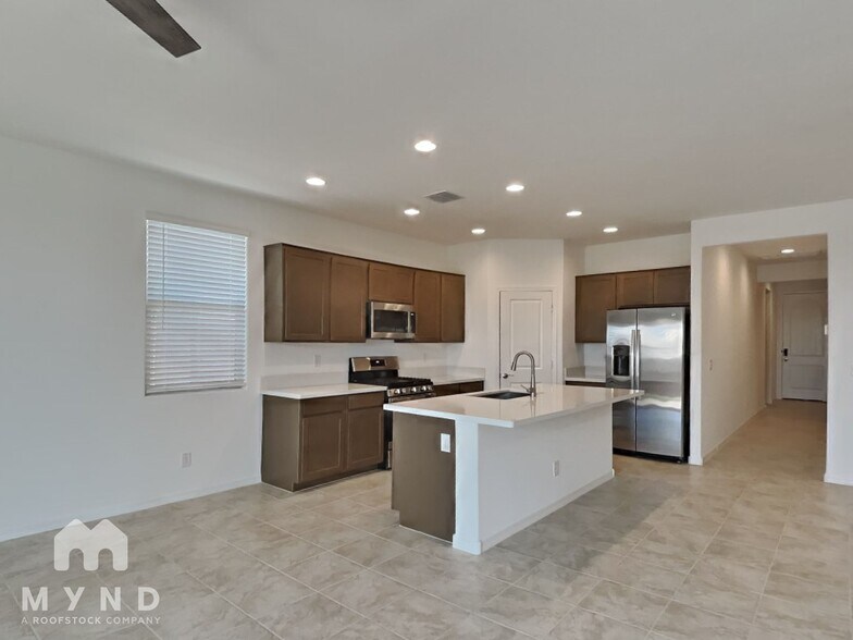 Building Photo - 4051 E Ghost Flower Ln