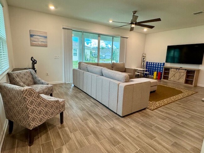 Building Photo - Spacious 4 bedroom 2.5 Bath, Fully Furnish...