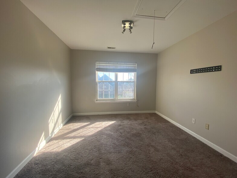 Building Photo - Room in Single Family Home on Hampton Pl Dr