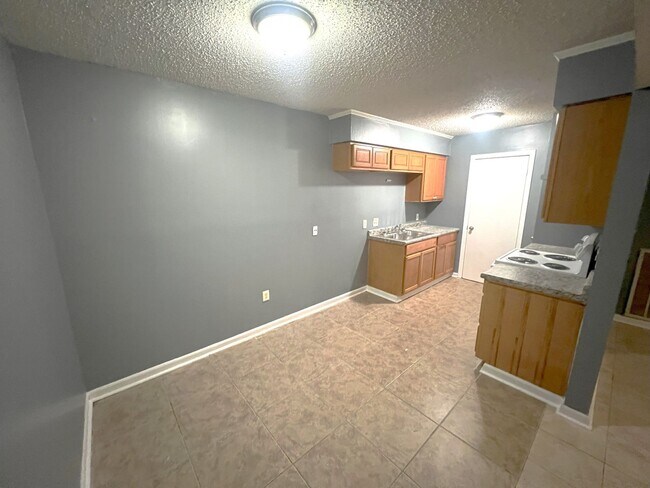 Building Photo - Move in Special!!!!!! Newly renovated 2 Be...