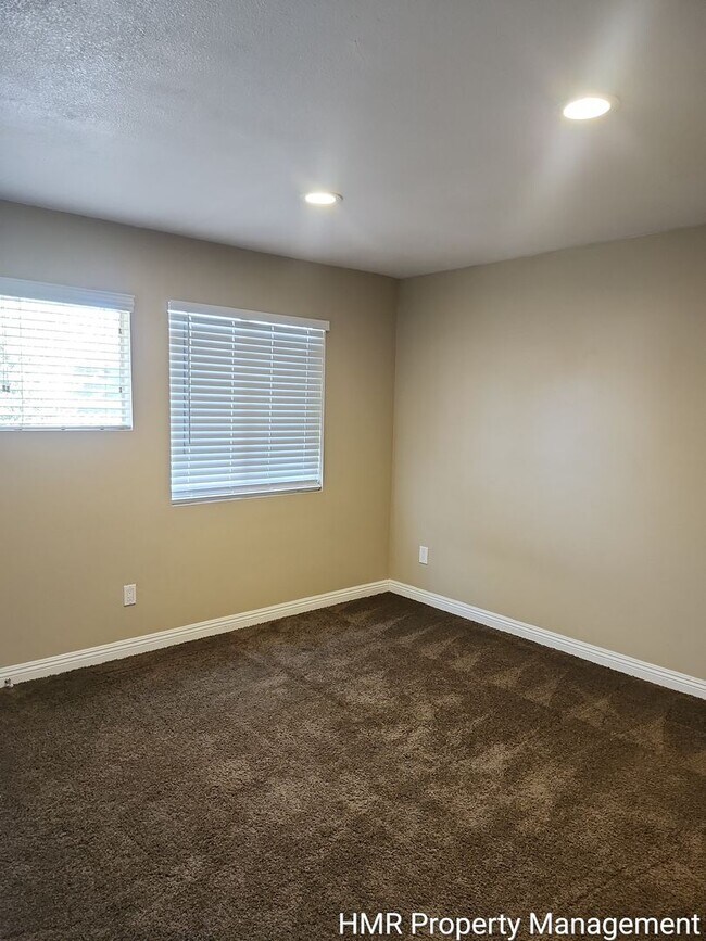 Building Photo - Spacious Town House