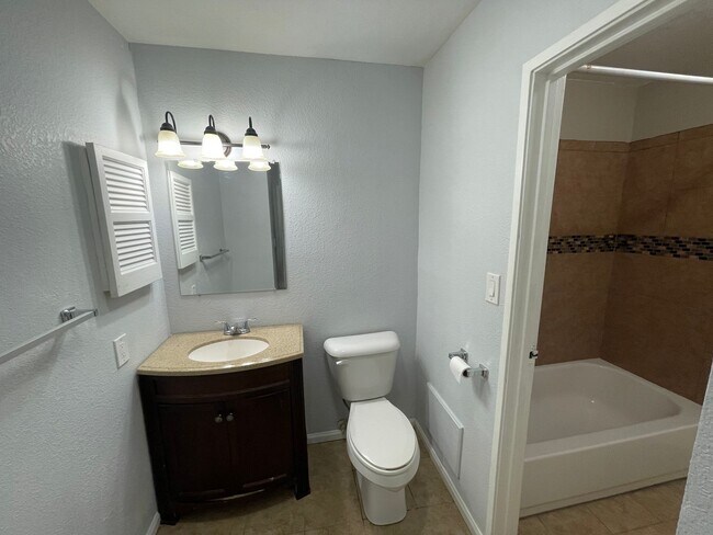 Building Photo - Spacious 2 Bed 1 Bath Condo in Hamden South!