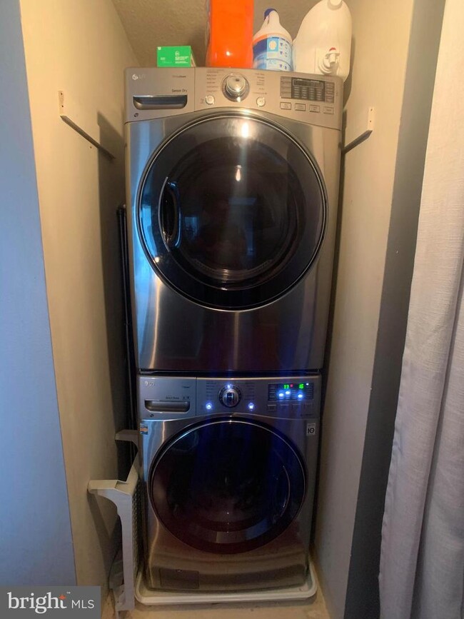 Building Photo - 4500 S Four Mile Run Dr