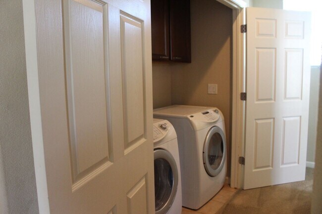 Building Photo - Two Bedroom Condo in South Reno
