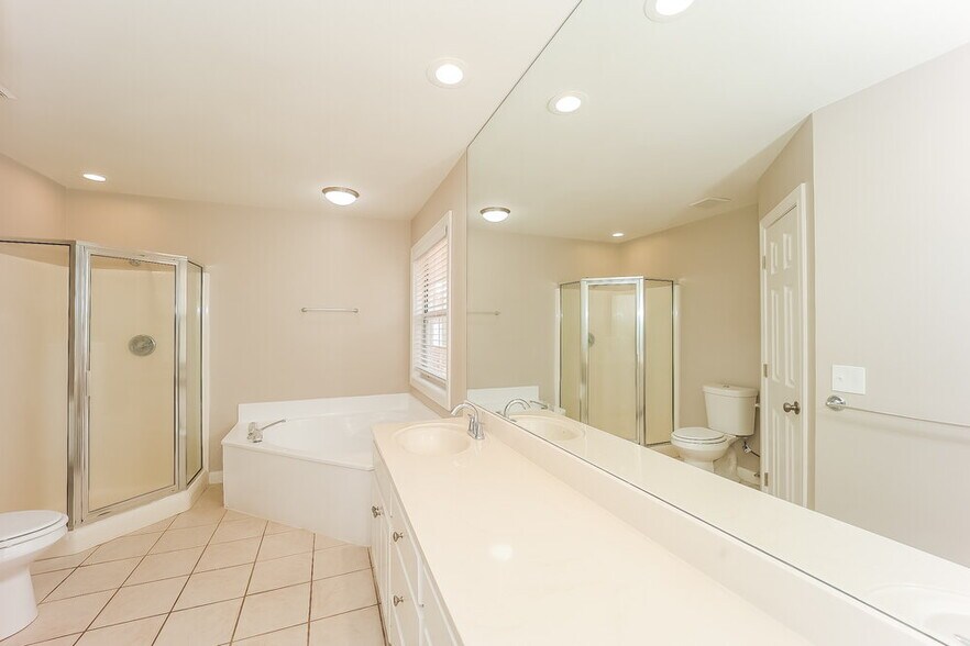 Building Photo - 4165 Golfview Dr