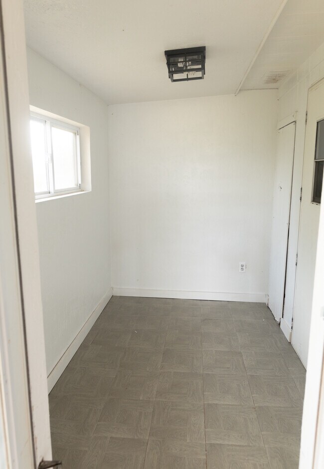 Building Photo - 30507 N 2960 Rd