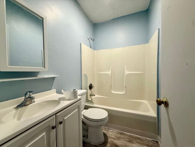 Building Photo - 132 Locust St