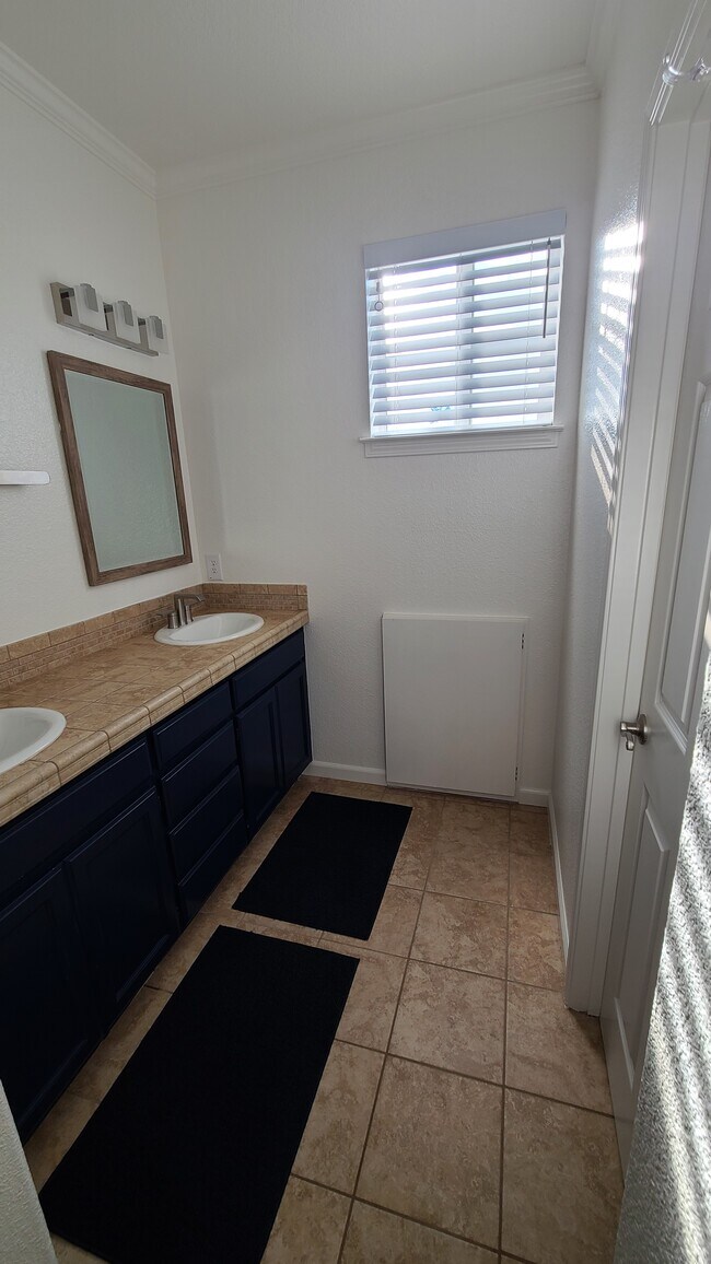 Building Photo - 1888 Leaning Oak Dr