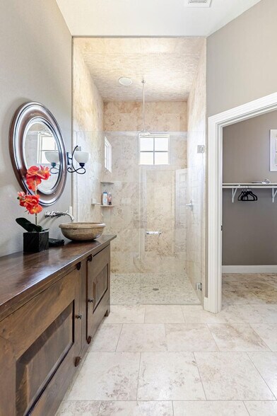 Building Photo - 805 The High Rd