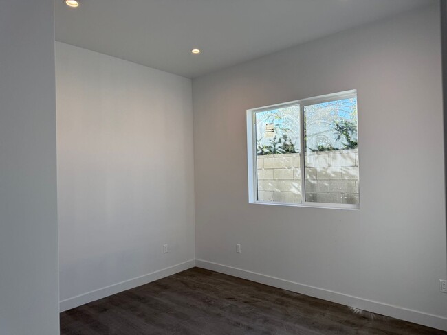 Building Photo - Stunning 10-Foot Ceilings & Modern Luxury ...