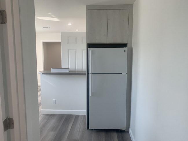 Building Photo - 708 W Gage Ave