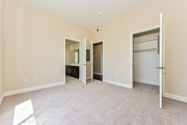 Building Photo - 10878 Bloomfield St