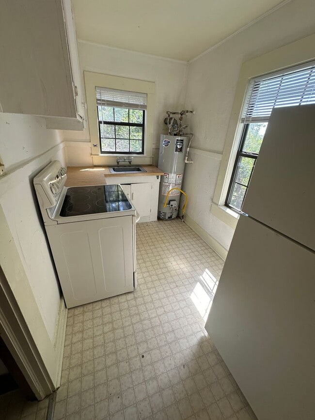 Building Photo - 1 bedroom, 1 bath in Midtown. Available July 1st!