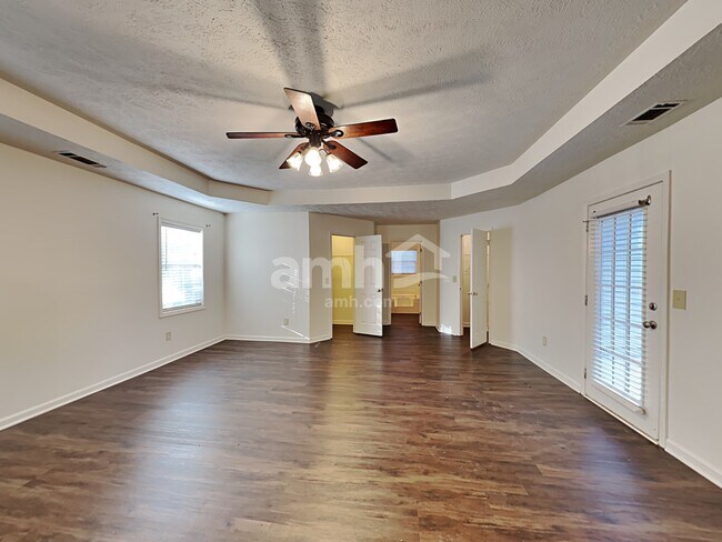 Building Photo - 2860 Cove Crossing Dr