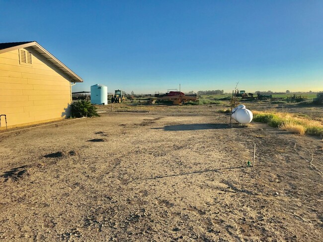 Building Photo - (EASY COMMUTE).  Beautiful Country Home!!