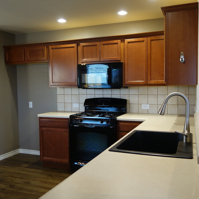 Building Photo - 3 BEDROOM / 2 BATH HOME IN KYLIE - BROOKSI...