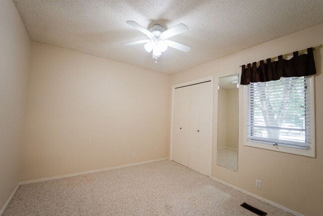 Building Photo - Move-in ready Townhome in a quiet neighbor...