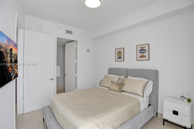 Building Photo - 18101 Collins Ave