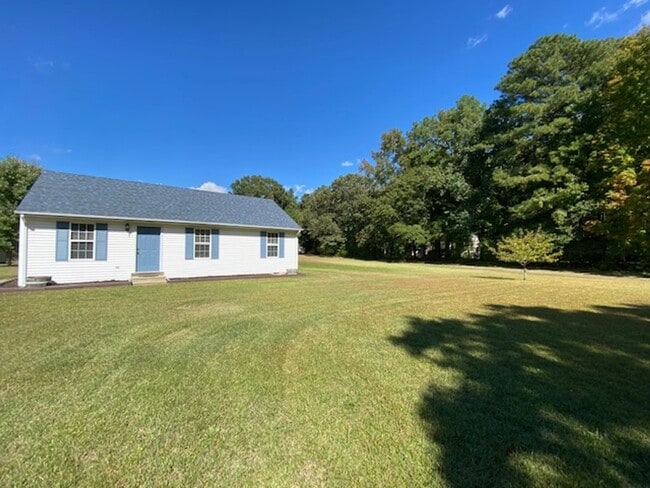 Building Photo - Rural & Adorable Rancher for Rent on large lot!