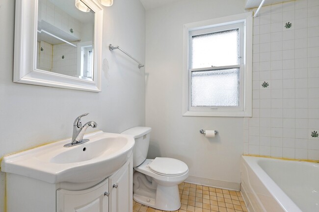 Building Photo - 27 E 101st Pl