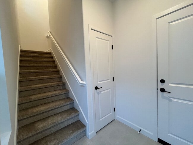 Building Photo - Welcome to modern living in the sought-after Rancho Peñasquitos neighborhood!