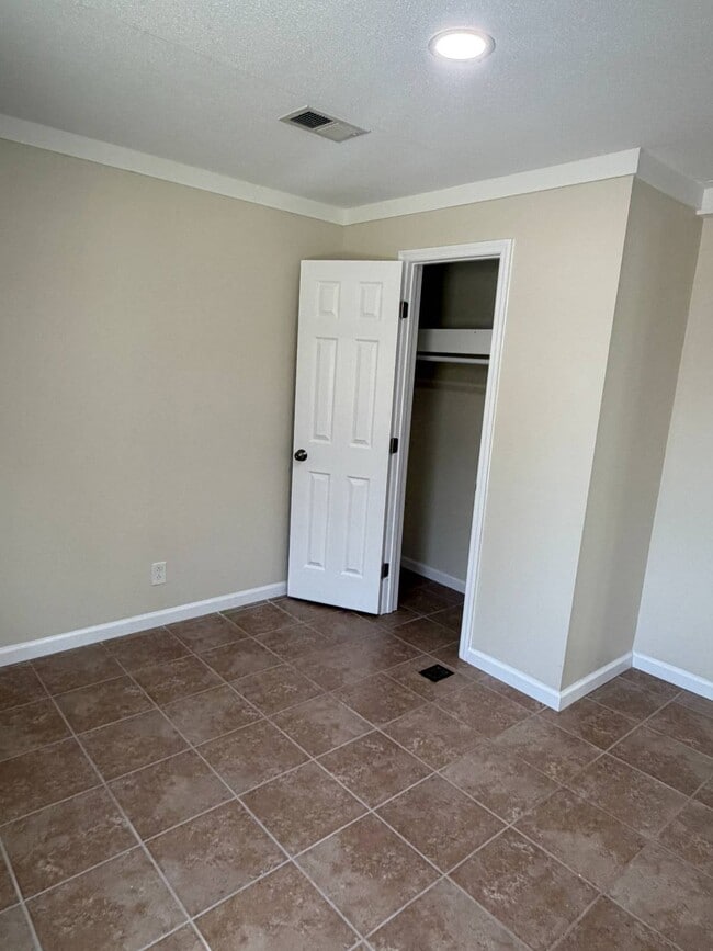 Building Photo - 551 N Lee Ave