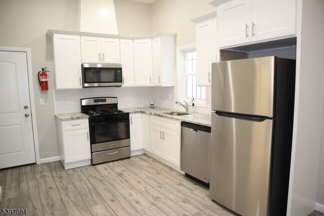 Building Photo - 154 Garside St