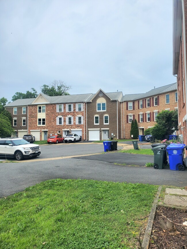 Building Photo - 742 S Granada St